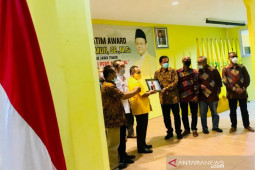 Tokoh Golkar Sarmuji terima "PWI Jatim Award" 2020