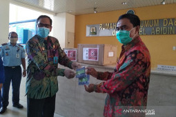 Kemenkumham Aceh APD COVID-19 kepada medis RSUDZA