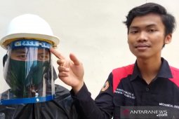 Mahasiswa ULM bagikan pelindung wajah kepada petugas kesehatan
