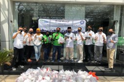 Pengemudi daring Surabaya-Sidoarjo terima bantuan bahan pokok