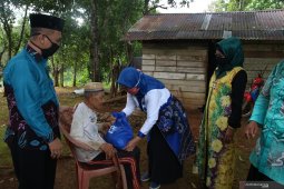PKK bantu sembako ke warga Desa Riam Pinang