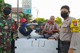Komunitas pemuda Situbondo bagikan ratusan paket sembako