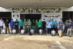 Camat di Perbatasan Bersama Relawan Semprotkan Disinfektan