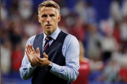 Guardiola sarankan Phil Neville melatih klub