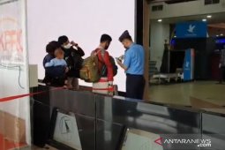 Calon penumpang berdatangan ke Bandara Halim