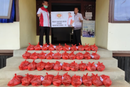 Majelis Adat Budaya Tionghoa Kapuas Hulu bagi kurma dan sembako