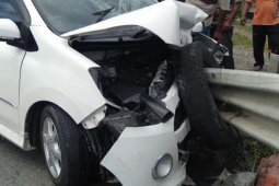 Diduga mengantuk, pengemudi Ayla tewas setelah menabrak pembatas jalan di Aceh Jaya