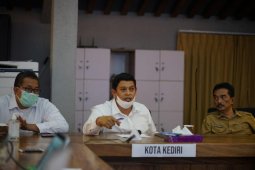 Bapak dan anak di Kediri positif COVID-19, tertular dari keluarganya