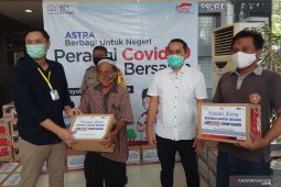 Auto 2000 bagikan paket sembako kepada warga terdampak COVID-19