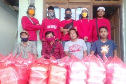 Pemkab Situbondo libatkan pengamen distribusikan nasi kotak ke warga terdampak COVID-19