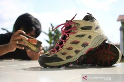 Lelang sepatu bekas bantu warga terdampak COVID-19