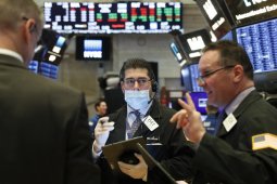 Wall Street menguat karena sentimen pasar terangkat paket bantuan Virus Corona