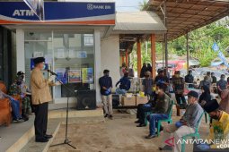 Bupati bagikan KKS di empat kecamatan