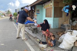 Wakil Bupati Berau datangi rumah warga berbagi takjil