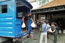 Sembako bantuan CSR perusahaan mulai didistribusikan ke warga MBR Surabaya