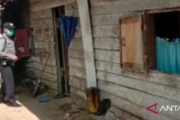 Polres Bangka Barat lakukan penyemprotan disinfektan ke rumah warga