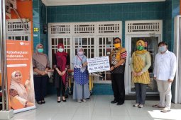 ASN Kalbar salurkan bantuan kepada masyarakat terdampak COVID-19