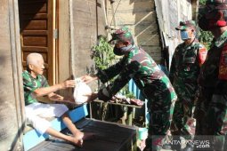 Kodim Barabai "door to door" bagikan sembako kepada masyarakat