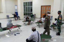 Dua warga Kuningan minta untuk ditampung di GOR Karet Tengsin