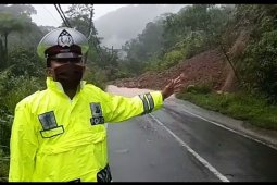 Hujan deras akibatkan tanah longsor di Liwa