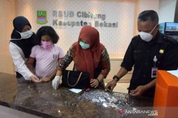 Kakak beradik di Bekasi menyumbangkan celengan untuk bantu rumah sakit