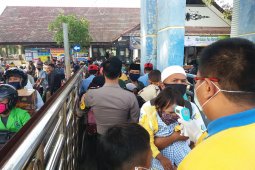 Pelabuhan penyeberangan Situbondo-Madura khusus penumpang pulang kampung (Video)
