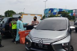 Pengendara patuhi aturan kenakan masker saat hari pertama PSBB di Sidoarjo
