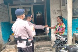 Sat Brimob Polda Maluku berbagi takjil bantu warga berbuka puasa