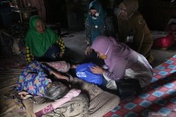 Ketua PKK bagikan 100 paket sembako untuk lansia dan janda