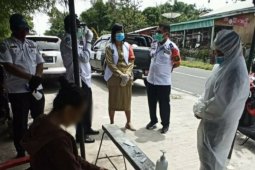 Suhu badan tinggi, mahasiswi diperiksa rapid test di pintu keluar Simalungun