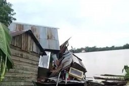 Kapal tongkang seruduk rumah warga di pinggiran Sungai Batanghari