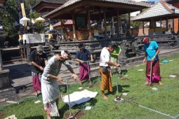 Komunitas lingkungan Buleleng buat biopori di tempat umum