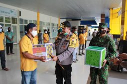 Polisi - TNI bakti sosial  syukur kenaikan Polda Malut  ke tipe A