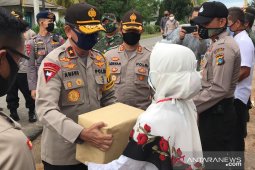 Kapolda Babel salurkan bantuan sembako kepada warga Mentok