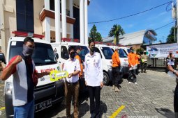 PT Adaro Energy serahkan lima ambulan bantu penanganan COVID-19 di Kalsel-teng