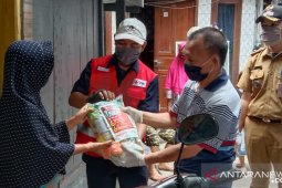 PMI distribusikan 4.380 paket sembako ke warga terdampak COVID-19
