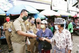 Pringsewu bagikan masker ke warga di pasar