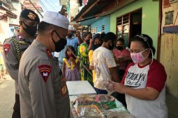 Kapolda beli takjil dijual warga sambil imbau waspadai covid-19