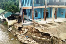 Dek penahan tanah Masjid Al Ikhlas Sayur Matinggi amblas