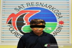 Pria paruh baya ditetapkan sebagai tersangka karena simpan sabu-sabu