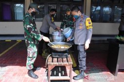 TNI-Polri dirikan dapur umum untuk berbuka puasa di tengah pandemi