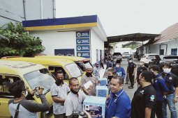 Nasdem Kalsel beri sembako kepada sopir angkot terdampak corona