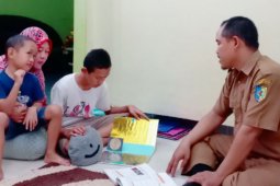 Minim sarana pembelajaran online, Juni datangi siswanya agar tetap belajar