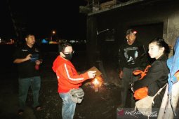 Aktris "Preman Pensiun" bagikan kebutuhan pokok bagi tunawisma di Garut
