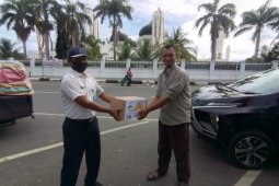 KAI Bagikan 500 paket sembako di Aceh