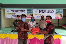 Kencana group bagikan sembako untuk dua kecamatan di batas negeri