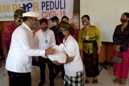 Bupati Gianyar salurkan paket sembako Kementerian PUPR