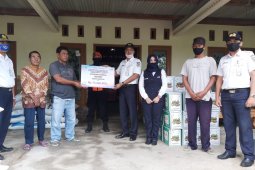 Daop Madiun bagikan ratusan paket sembako bagi warga terdampak COVID-19