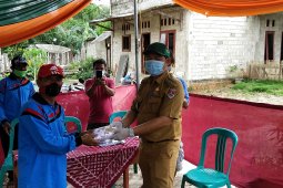 Polsek Simpang Pematang bagikan masker gratis