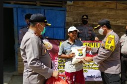 Polres Mesuji bagikan sembako bagi warga terdampak COVID-19
